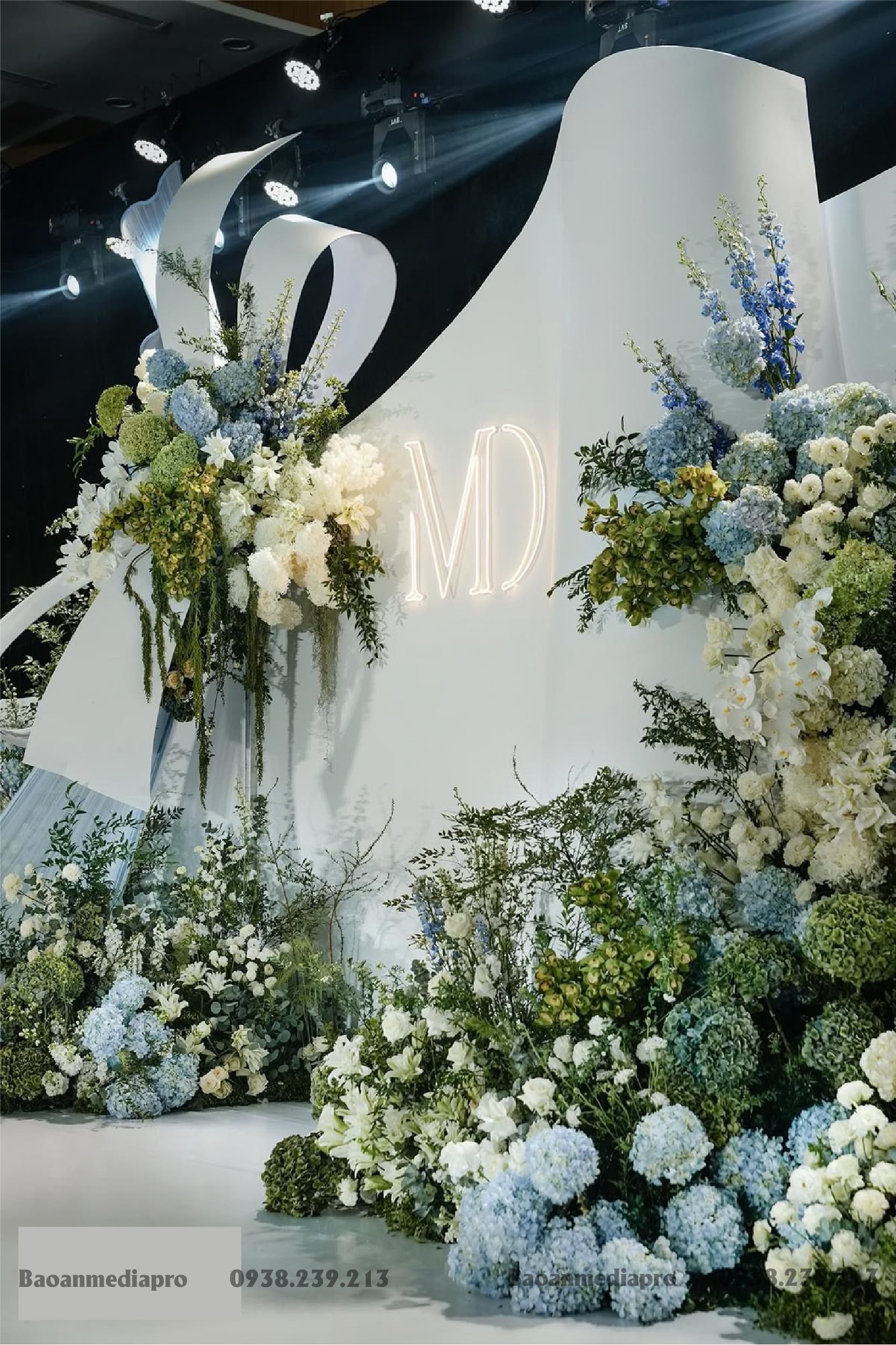 Trang trí backdrop cưới Hoa tươi